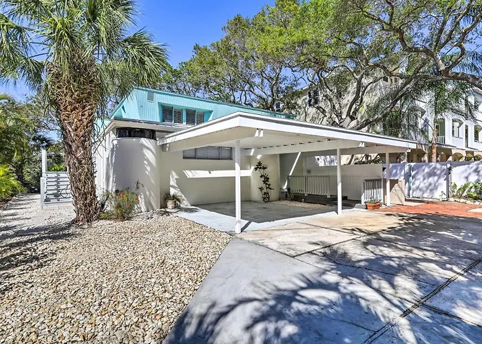Tropical Waterfront Home: Central Location!