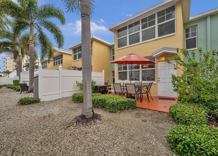 1St Floor Beauty Right By The Beach