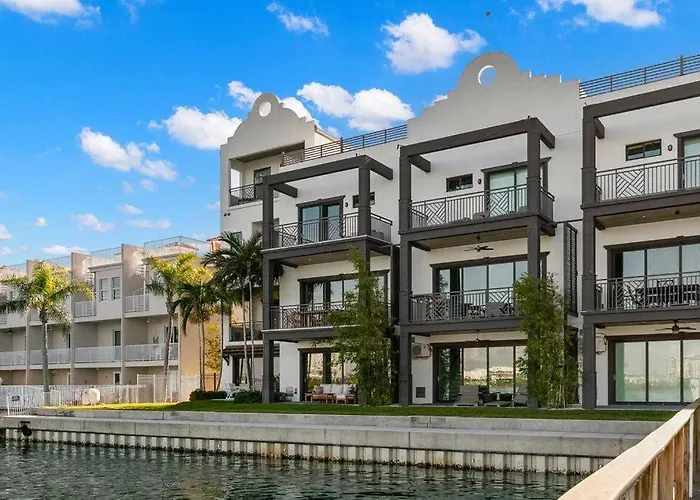 Waterfront Oasis 3 Br/4 Beds~3 Min Walk To Beach.