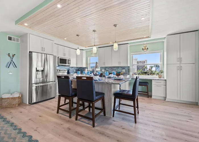 401 Bayshores Yacht Tennis Club
