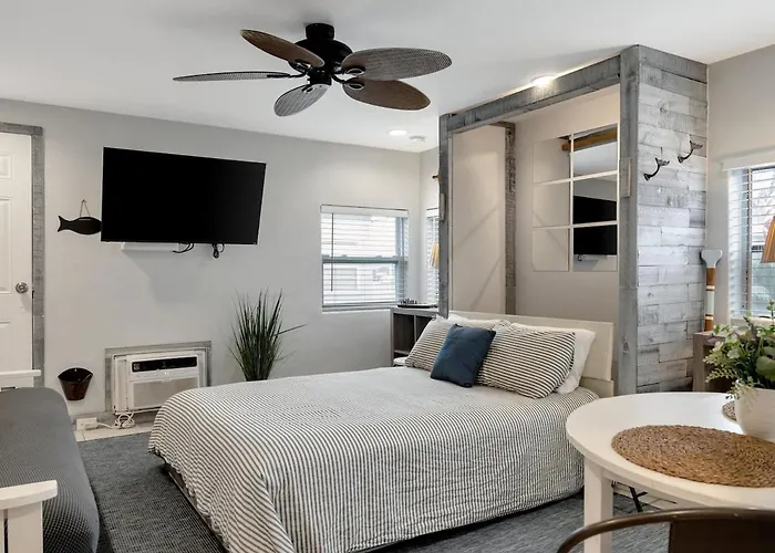 Quiet Corner Suite Heated Pool & 2 Mins 2 Beach