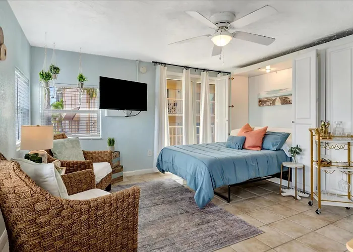 The Seashell Suite With Private Balcony And Walk To Beach