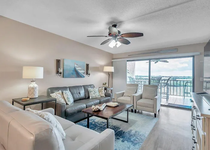 Pet-Friendly 2-Bed Condo With Amazing Waterfront Views