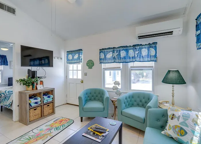 Steps To Seawall: Cozy Indian Rocks Beach Cottage