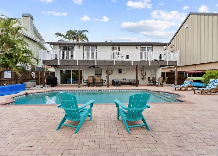Stunning Waterfront Pool Home Walk To Beach & Restaurants Large Private Pool