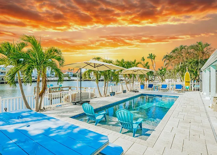 Waterfront Family Compound - Free Golf Cart, Paddleboards, Heated Pool, Golden Tee 2025 Arcade Game