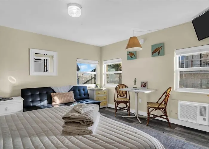 Sunlit Condo Heated Pool Across From Beach