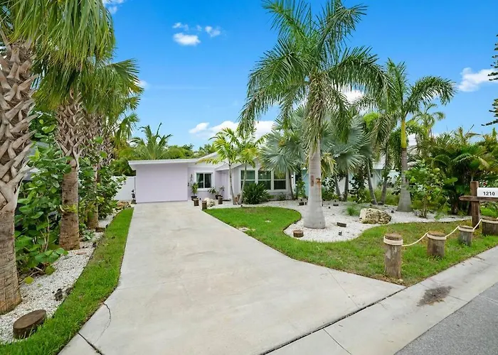 Luxurious Beach House Two Blocks From The Beach.