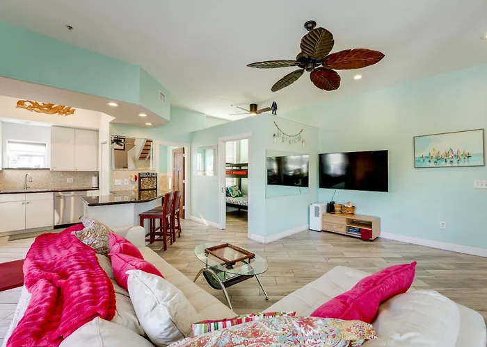 Colorful Townhome, Steps To Clearwater Beach!