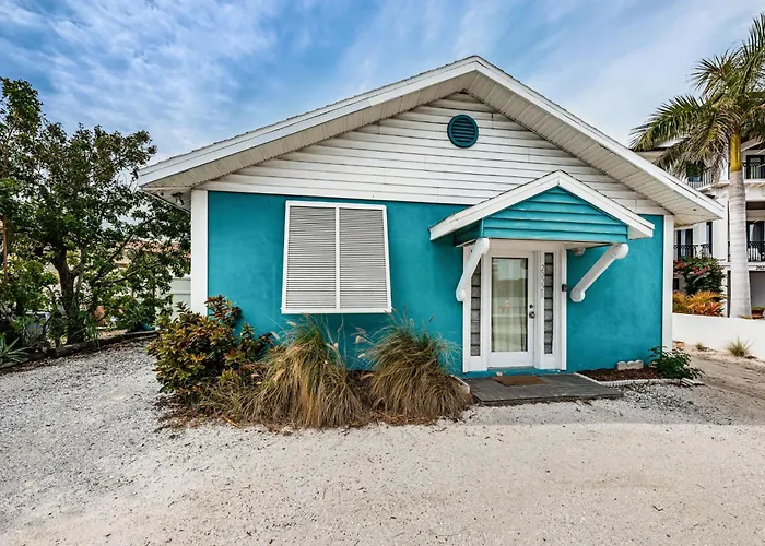 Beautiful Waterfront Beach Cottage. Sleeps 6