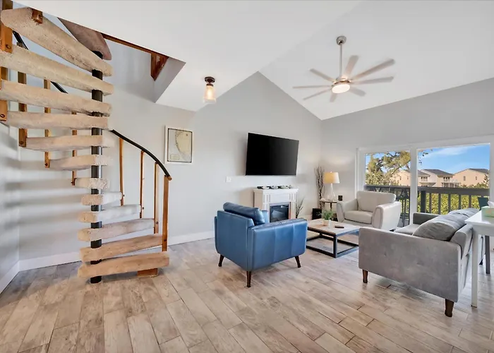 Beach Access & Heated Pool Resort Condo For 8