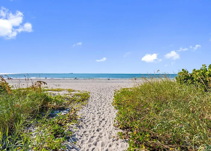 Direct Gulf Front Condo, Private Balcony, Heated Pool, Walkable Indian Rocks Beach