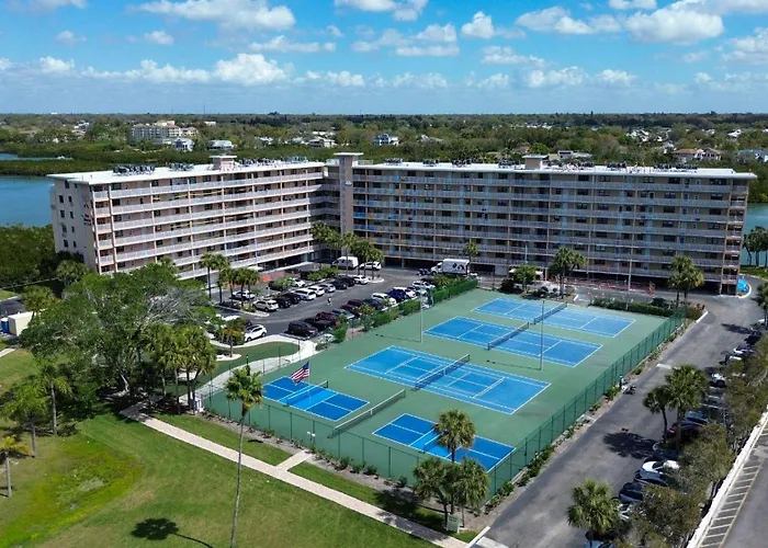 Bayshore Yacht & Tennis 216