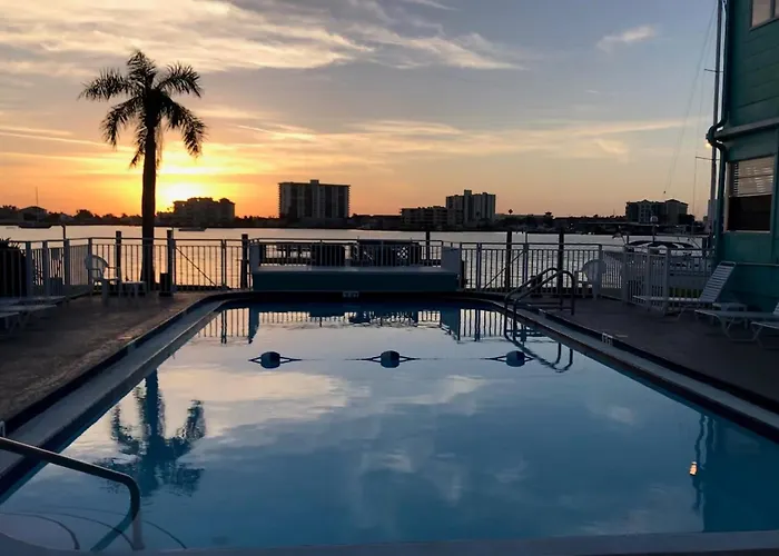 Clearwater Beach Waterview Condo & Heated Pool