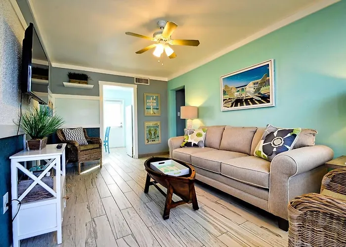 Clearwater Beach Suites #202 - Heated Pool - Steps To The Sand!