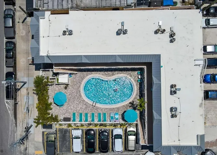 Clearwater Beach Suites #206 - Heated Pool - Steps To The Sand!