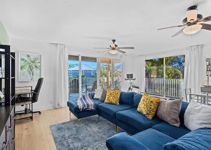 Work Remotely On Indian Rocks Beach - Walk 2 Beach