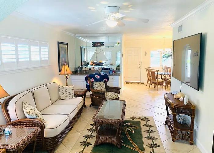 Indian Shores 2 Bedroom Beach Escape!