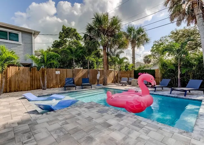 1 Block To Beach, Pool, Bikes, Putt Putt- Triplex