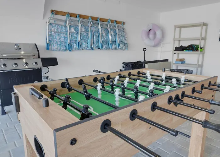 Beach Retreat - Steps To Beach - King Suite - Pool - Games