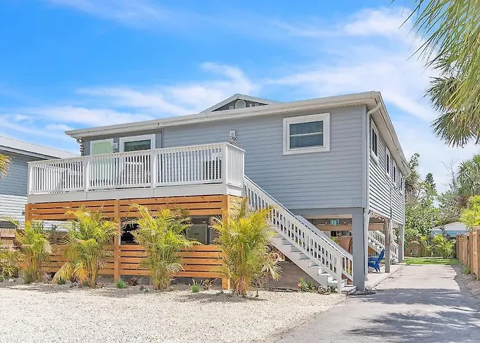 Across From Beach With 2 Hot Tubs - Sleeps 10