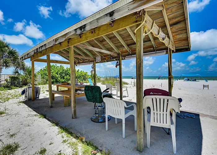Walk To Cafes! Beachfront Indian Shores Escape
