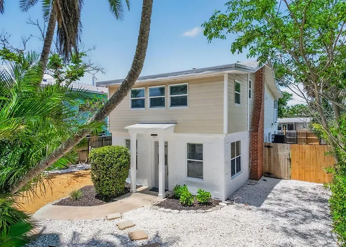 Driftwood Escape In Indian Rocks Beach