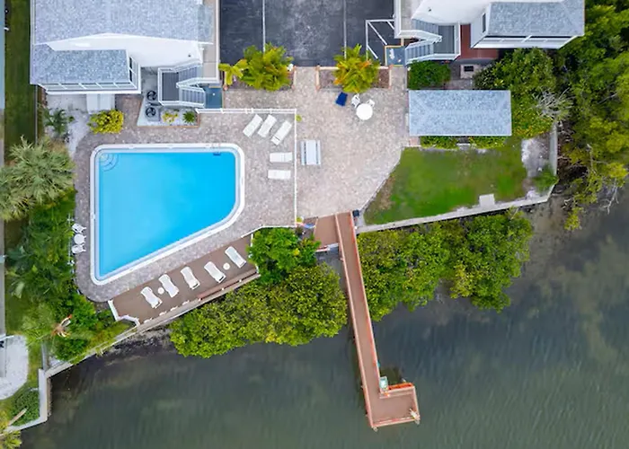 Beach Retreat - Steps To Beach - King Suite - Pool - Games