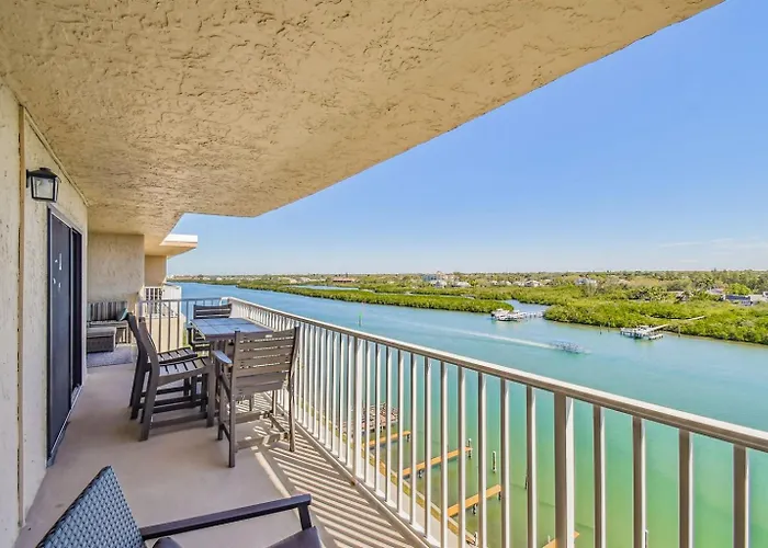 Penthouse Panoramic Waterview Resort-Style Condo!