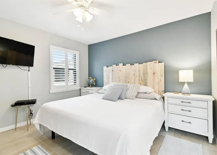 Intracoastal Condo 5 Min Walk To The Beach!