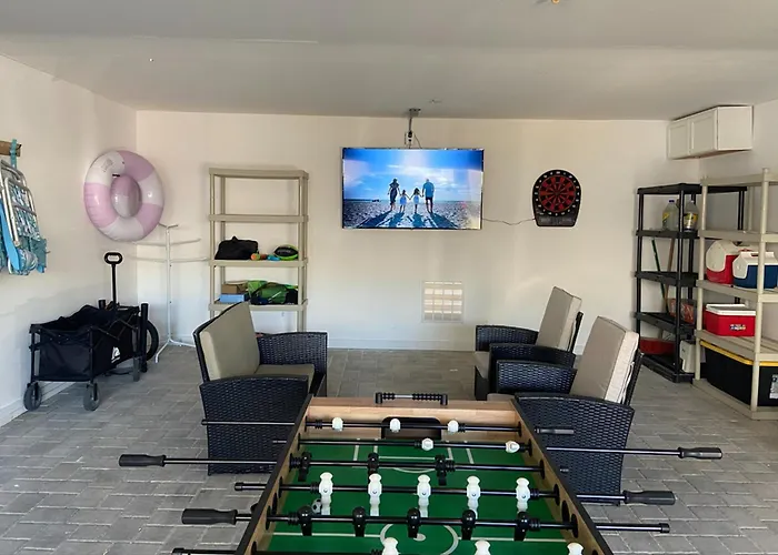 Beach Retreat - Steps To Beach - King Suite - Pool - Games
