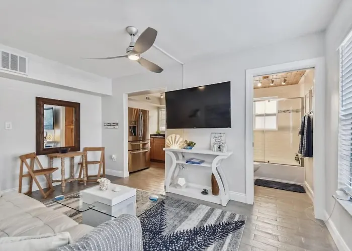 2Bedroom Indian Rocks Beach Condo-Steps To Sand