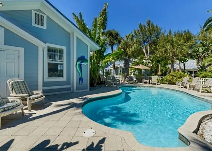 Charming Retreat With A Poolside Porch Near Tampa, Florida