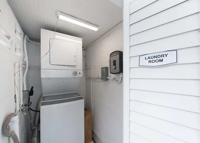 3 Min Walk To Beach Private Triplex Retreat
