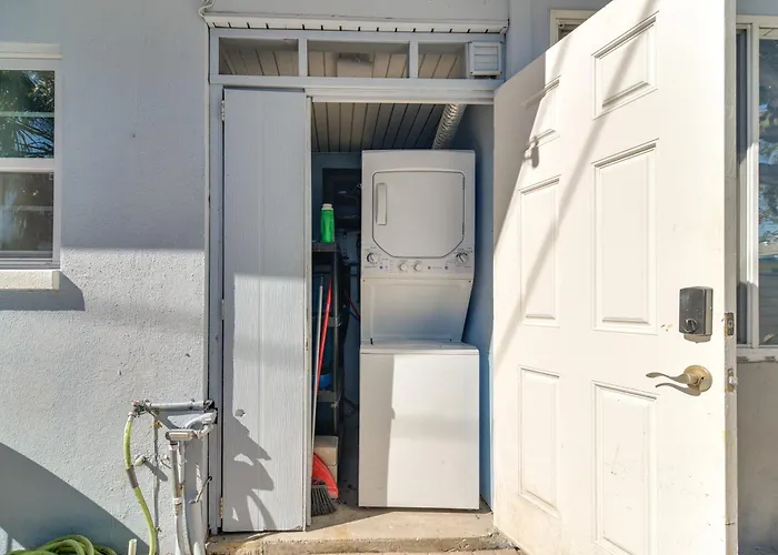 3-Unit Group Getaway! Steps To Indian Rocks Beach