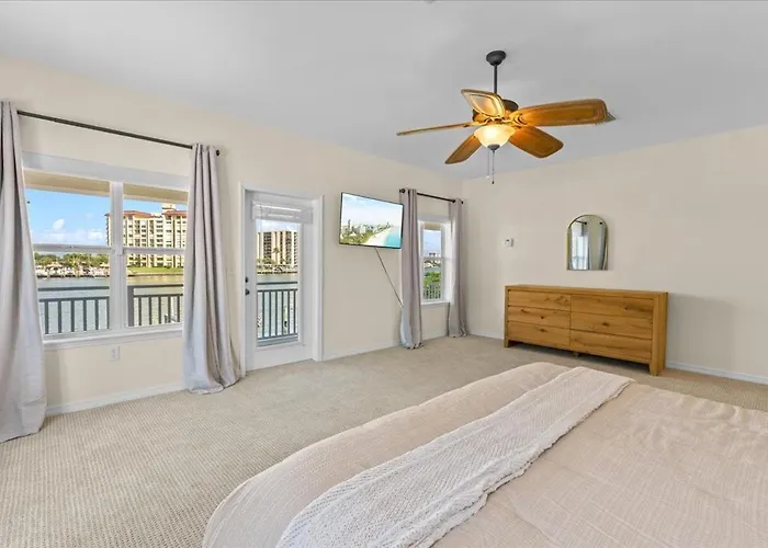 733 Bay Esplanade