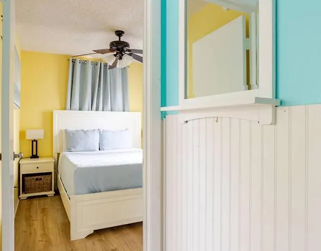 2 Blocks To Beach: Walk To Restaurants & Bars-2Br